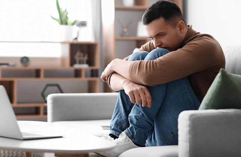 Mand i sofa oplever symptomer på angst