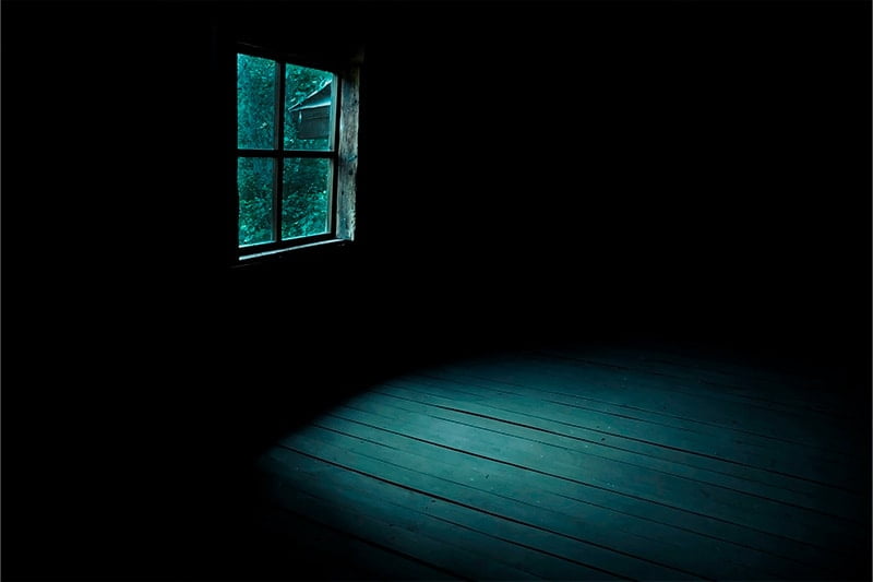 Lys ind af vindue i mørkt rum kan gøre en bange