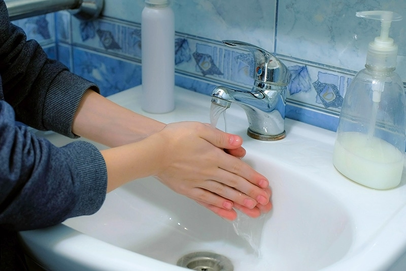 Person med OCD vasker hænder.